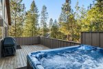 Black Bear Lodge, LARGE PRIVATE HOT TUB on Spacious 2nd Floor Deck
